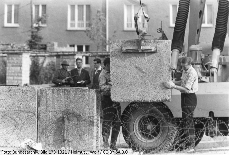 Mauerbau, August 1961. Foto: Bundesarchiv, Bild 173-1321 / Helmut J. Wolf / CC-BY-SA 3.0, https://creativecommons.org/licenses/by-sa/3.0/de/deed.en 